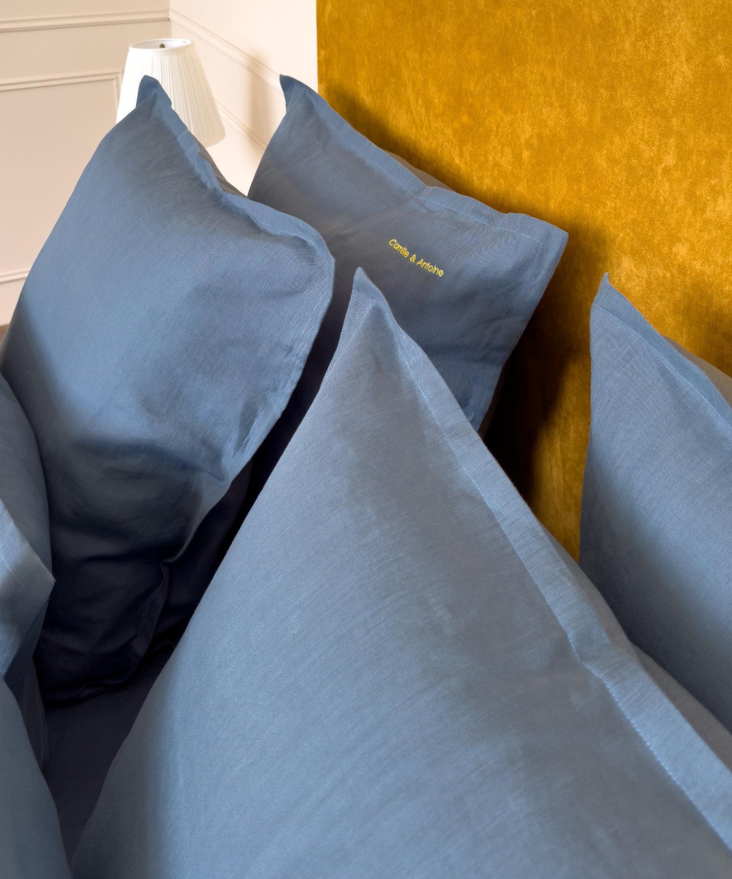 Taie d'oreiller personnalisée - Broderie sur-mesure - Lin lavé - Coloris bleu ciel - Le Drap Français