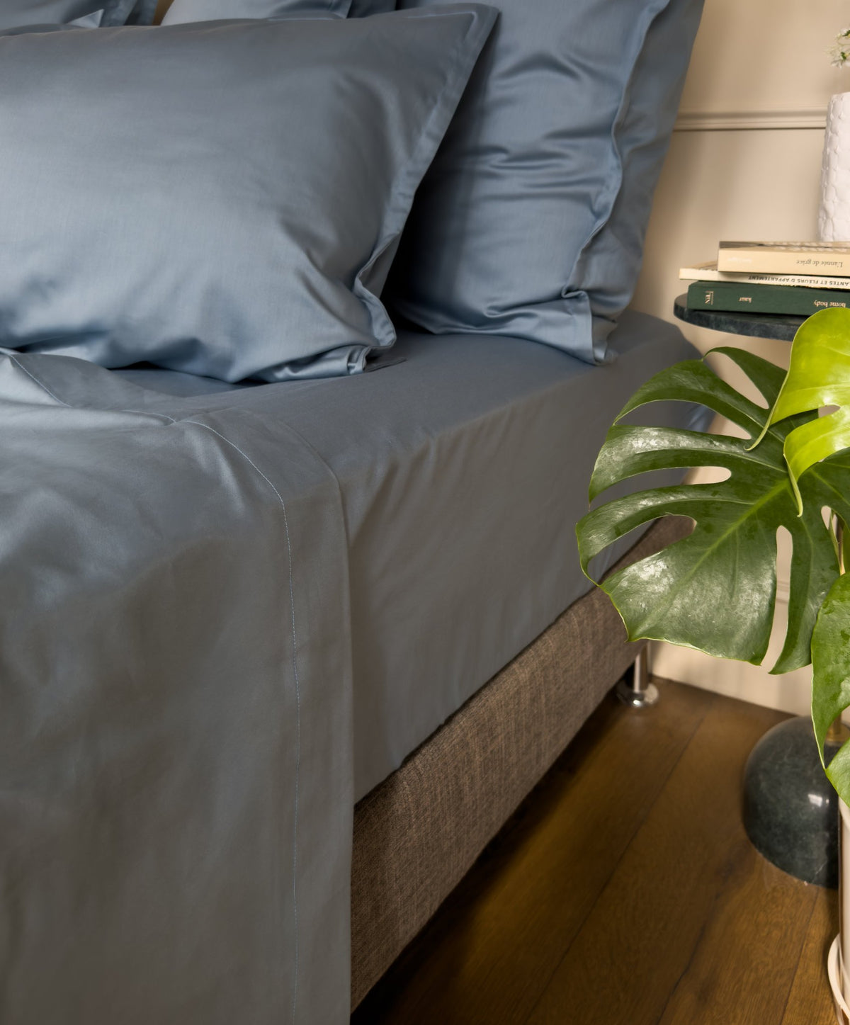 Drap plat en satin de coton bio bleu minéral, 90 fils/cm², tailles 240 x 310 et 270 x 310 cm