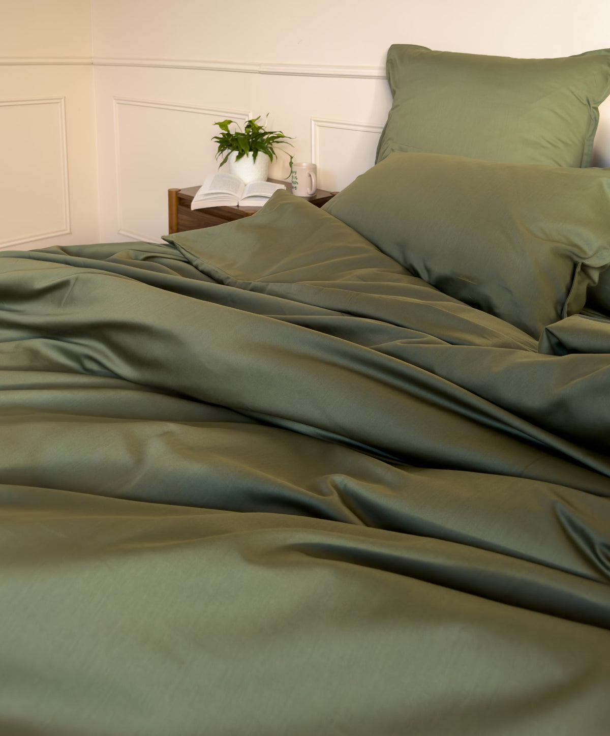 Lit fait avec un drap plat en satin de coton bio vert olive, linge de lit fabriqué dans les Vosges