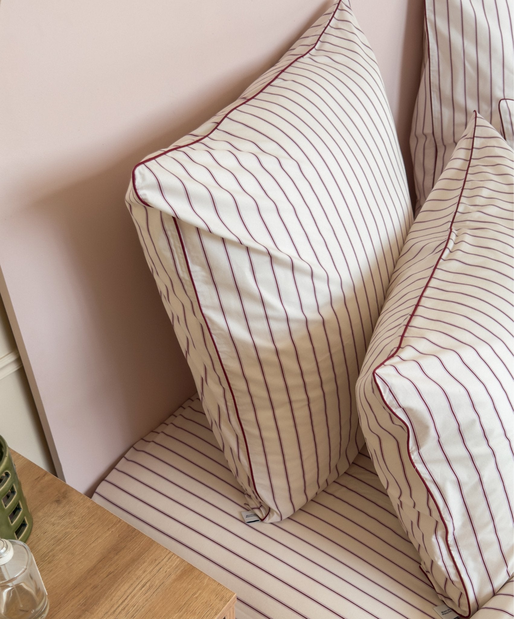 Housse de couette Édition Rose Délicat en percale de coton rayée avec passepoil.