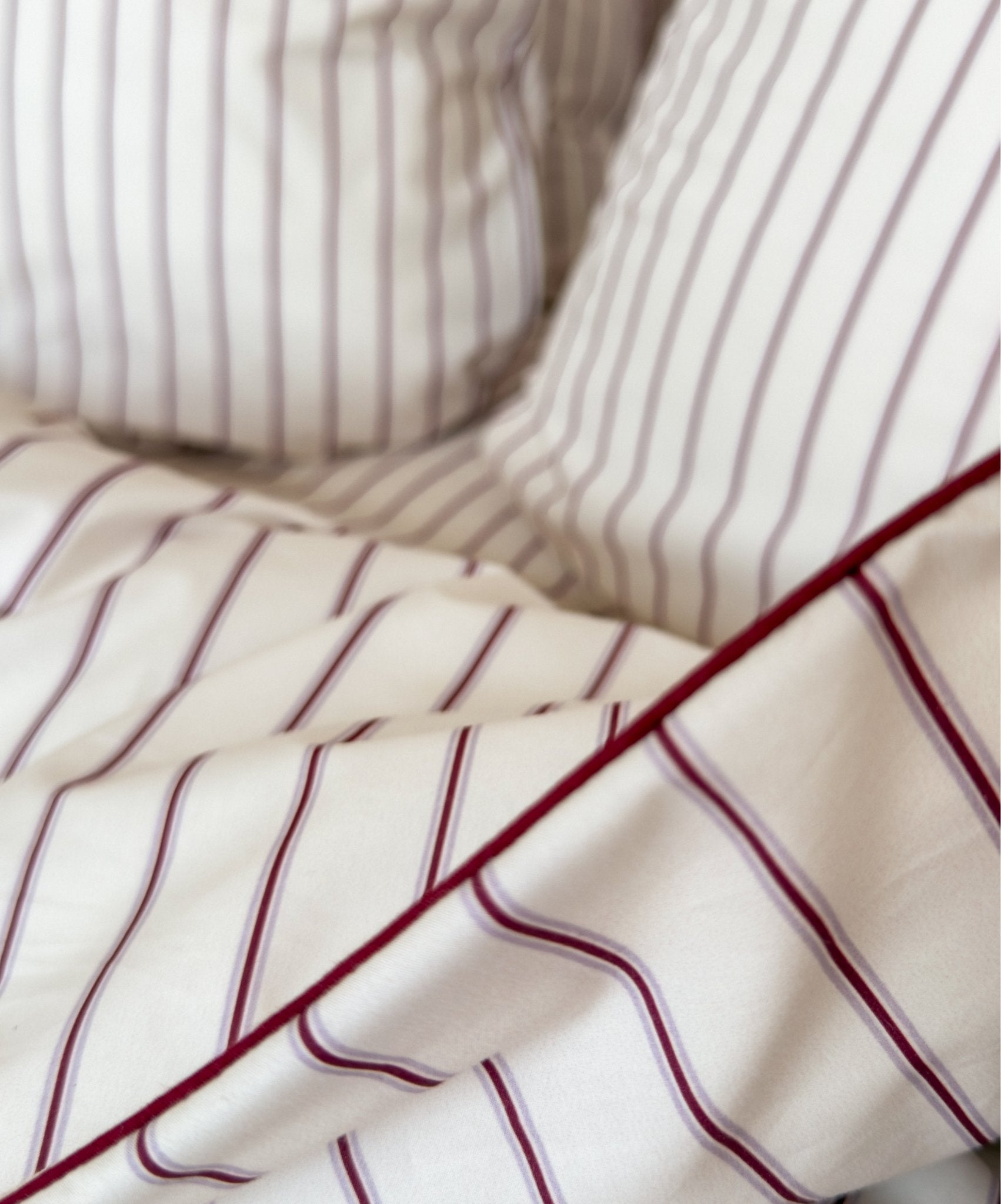 Housse de couette Édition Rose Délicat en percale de coton rayée avec passepoil. #couleur_rose-delicat