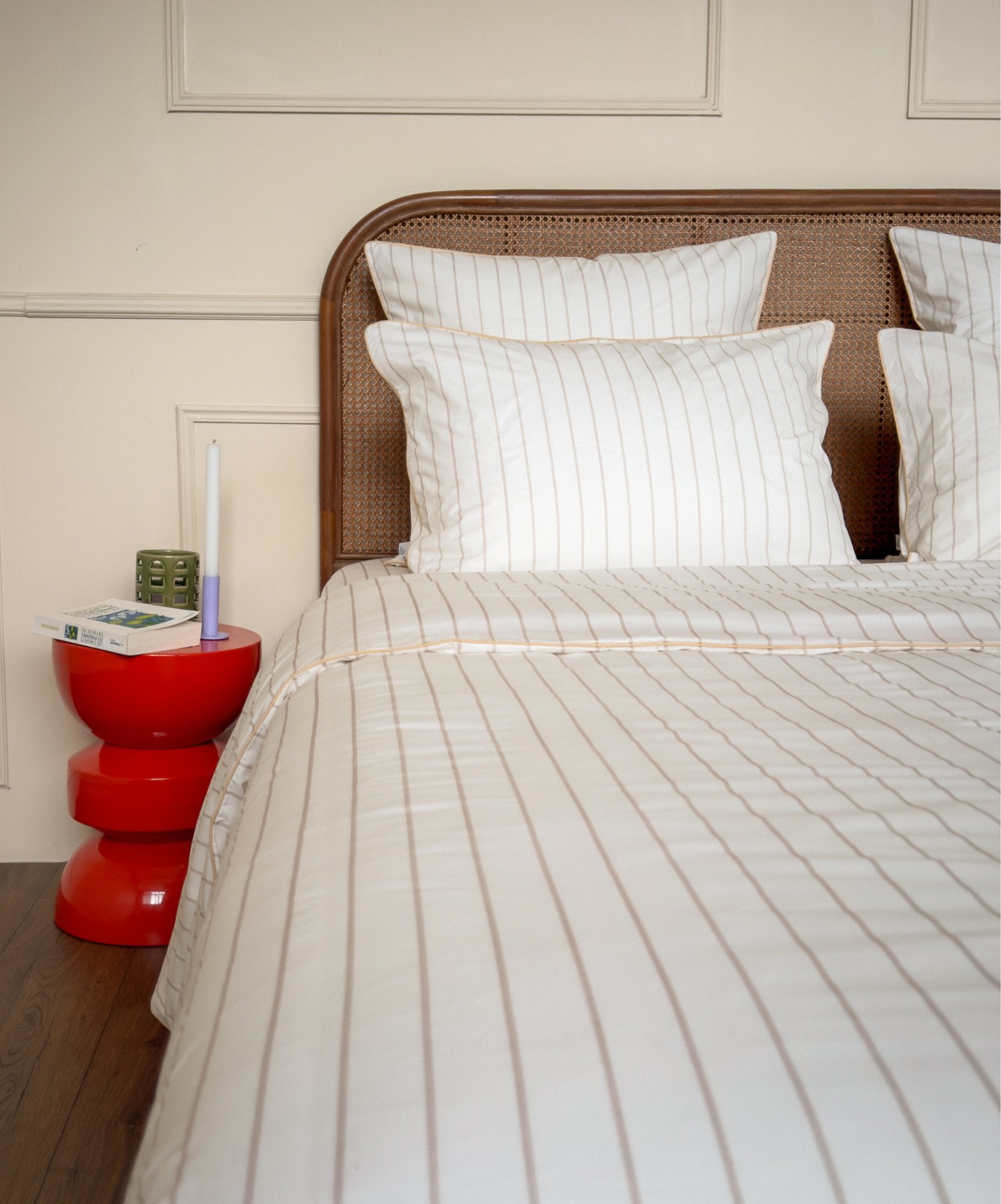 Housse de couette rayée Nuances de Beige en percale de coton dans une chambre lumineuse. #couleur_nuances-de-beige