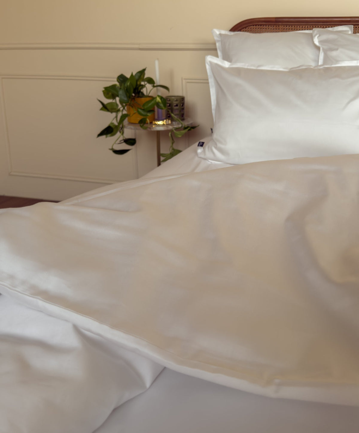 Lit fait avec une housse de couette en satin de coton bio blanc, linge de lit fabriqué dans les Vosges