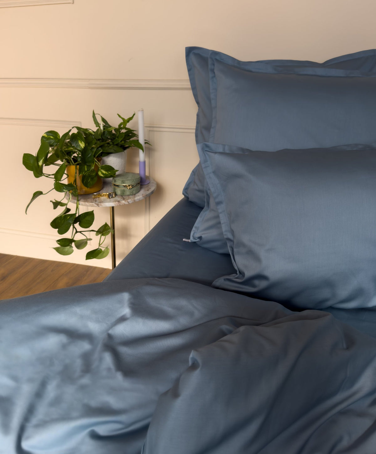 Parure de lit en satin de coton bio bleu minéral, 90 fils/cm², fabriquée en France #couleur_bleu-mineral