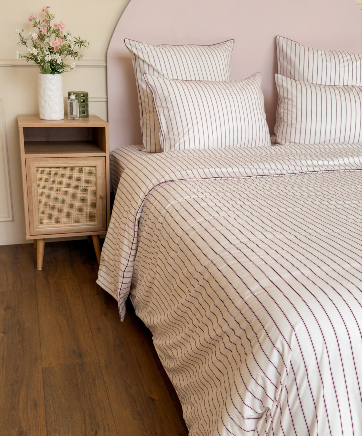 Parure de lit Édition Rose Délicat en percale de coton rayée avec housse de couette, taies d'oreiller et passepoil.