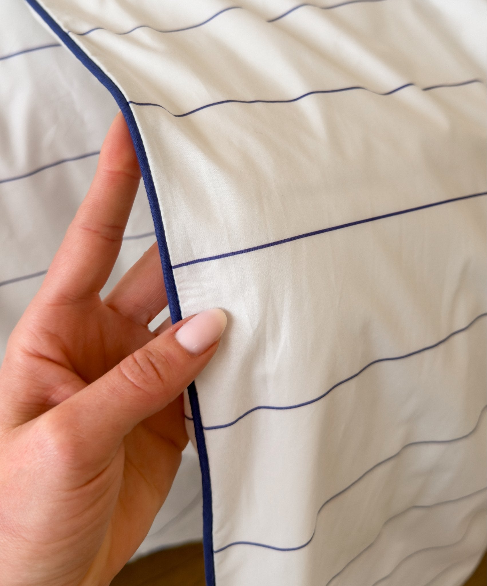 Taie d'oreiller rayée Edition Bleu Vibrant en percale de coton peigné #couleur_bleu-vibrant