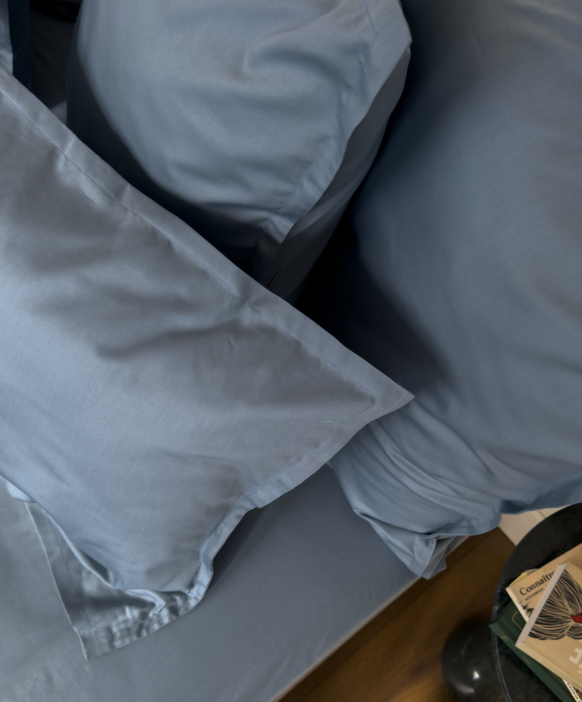 Large rabat intérieur d'une taie d'oreiller en satin de coton bio bleu minéral, sans bouton ni fermeture