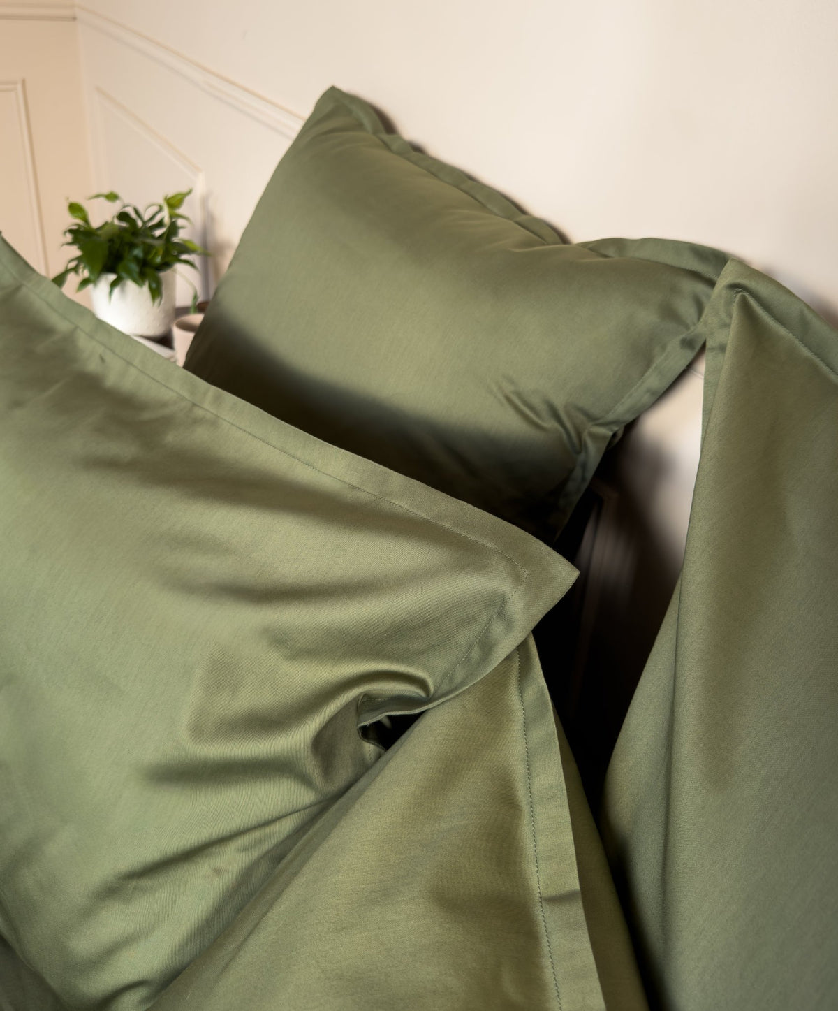 Large rabat intérieur d'une taie d'oreiller en satin de coton bio vert olive, sans bouton ni fermeture
