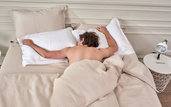 Homme dort dans son lit, lin lavé français - Le Drap Français