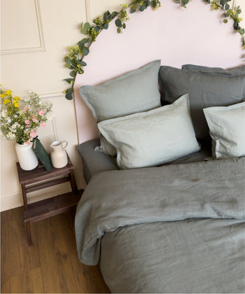 Linge de lit en lin lavé - Culture Française, Confection Vosgienne - Coloris vert - Le Drap Français #couleur_vert-romarin