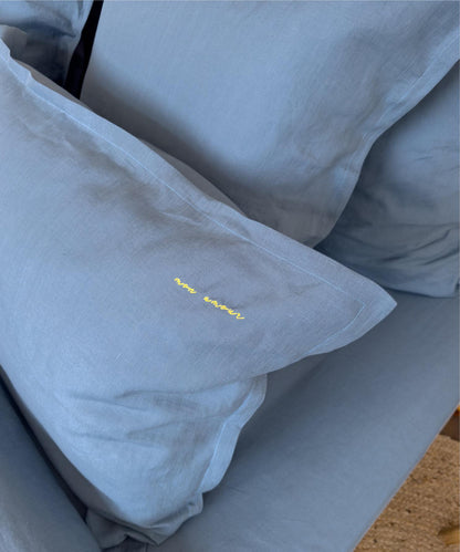 Taie d'oreiller personnalisée - Broderie sur-mesure - Lin lavé - Coloris bleu ciel - Le Drap Français 