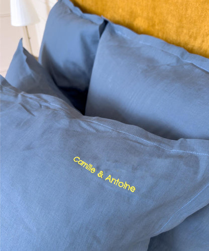 Taie d'oreiller personnalisée - Broderie sur-mesure - Lin lavé - Coloris bleu ciel - Le Drap Français 