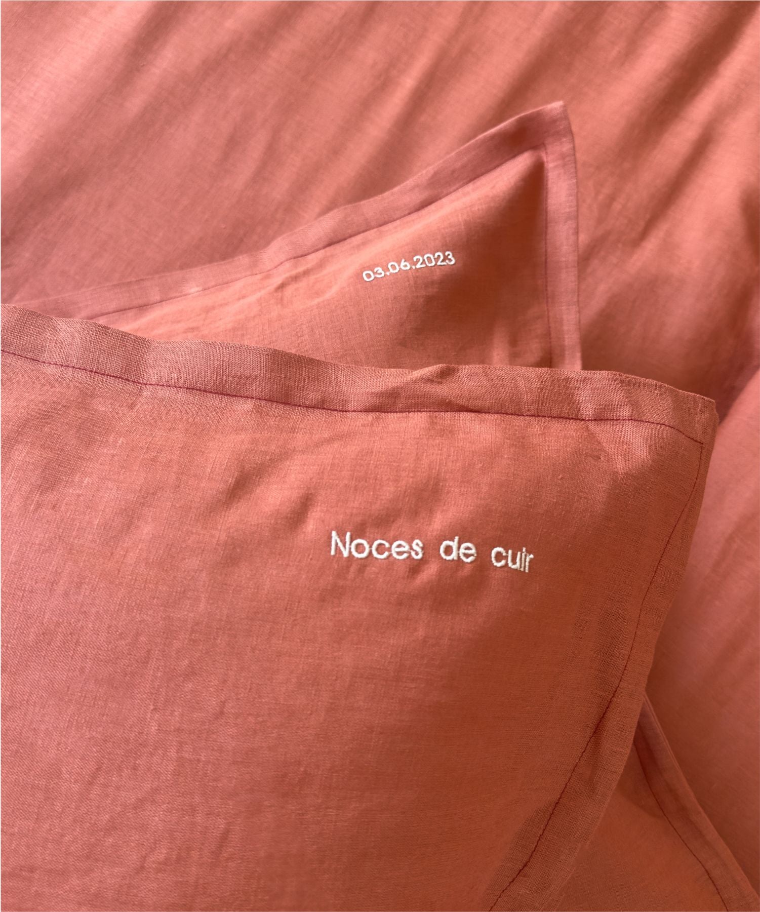 Taies d'oreiller en lin - Coloris Terracotta - Broderie personnalisée - Noces de cuir - Le Drap Français