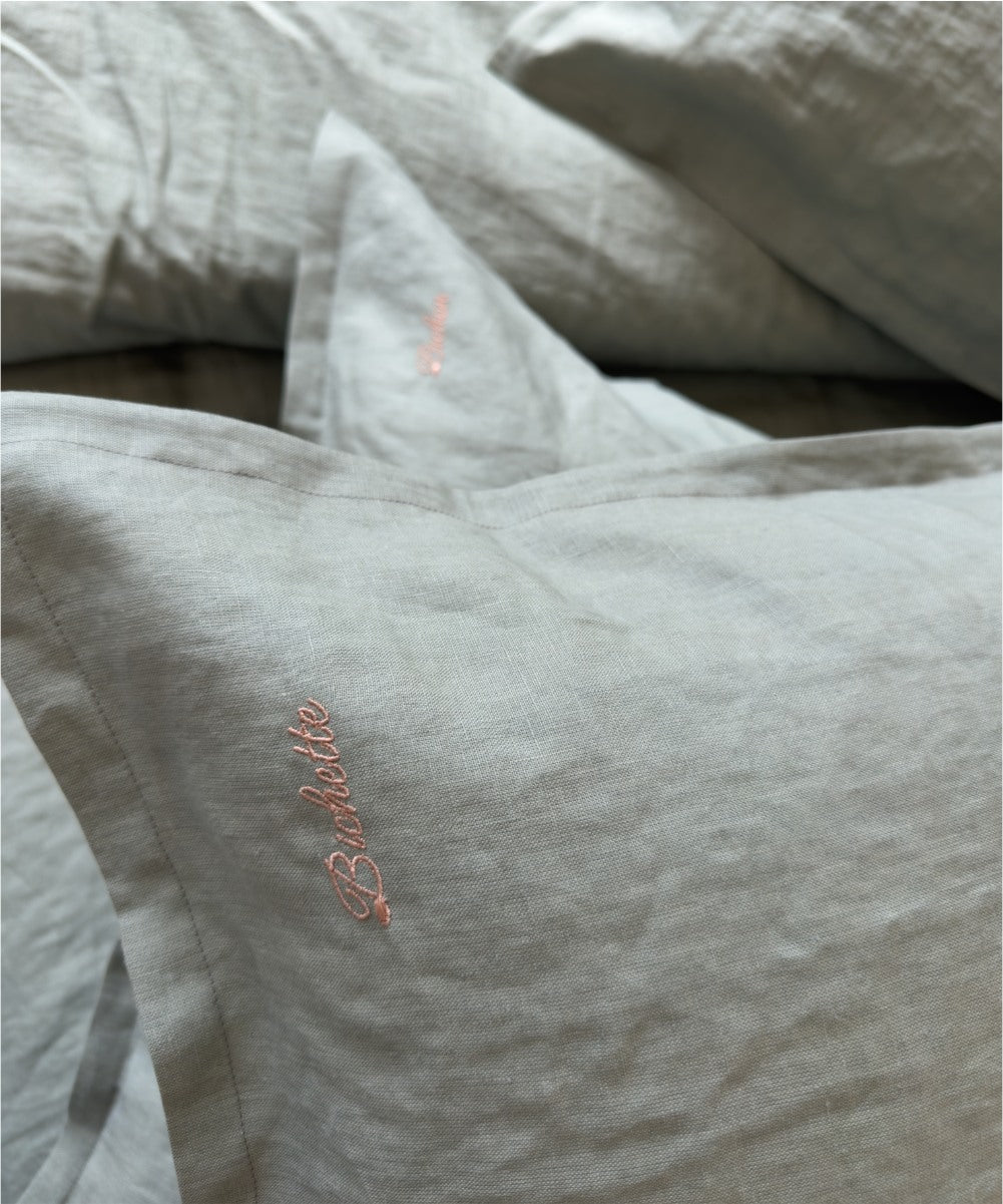 Taie d'oreiller personnalisée - Broderie sur-mesure - Lin lavé - Coloris vert - Le Drap Français 