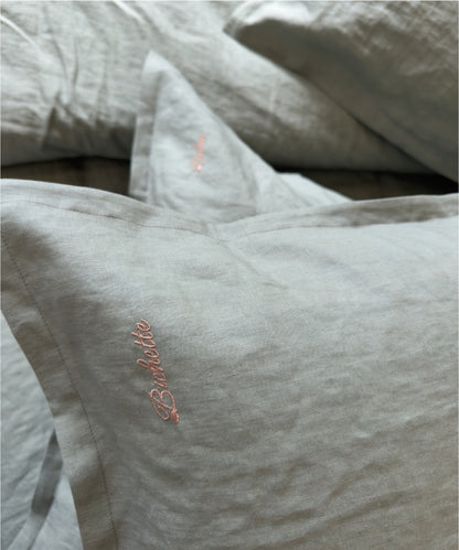 Taie d'oreiller personnalisée - Broderie sur-mesure - Lin lavé - Coloris vert - Le Drap Français 