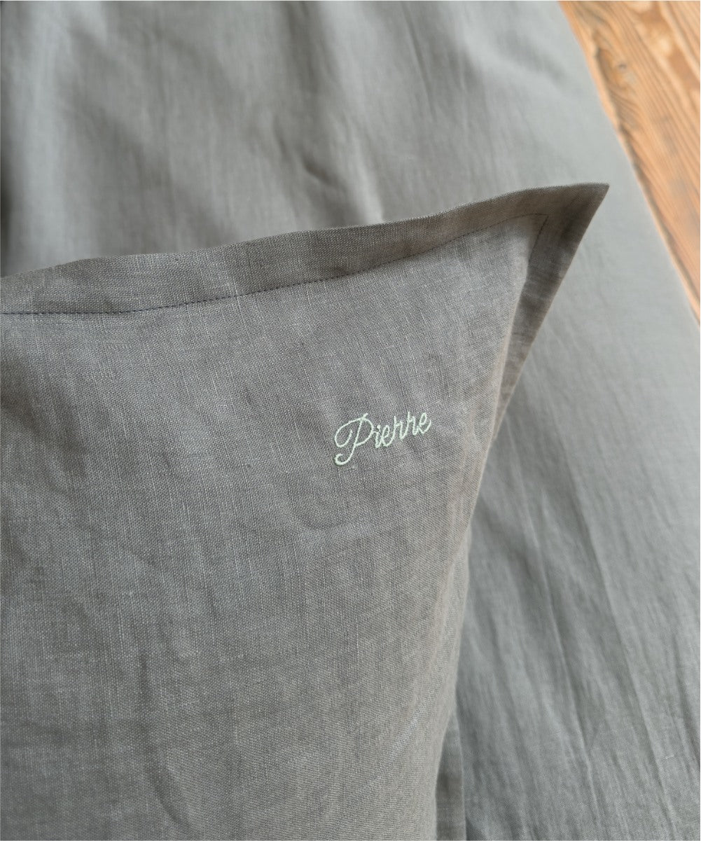 Taie d'oreiller personnalisée - Broderie sur-mesure - Lin lavé - Coloris vert - Le Drap Français 