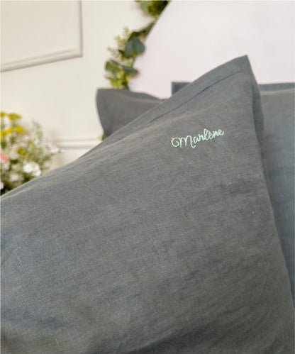 Taie d'oreiller personnalisée - Broderie sur-mesure - Lin lavé - Coloris vert - Le Drap Français 