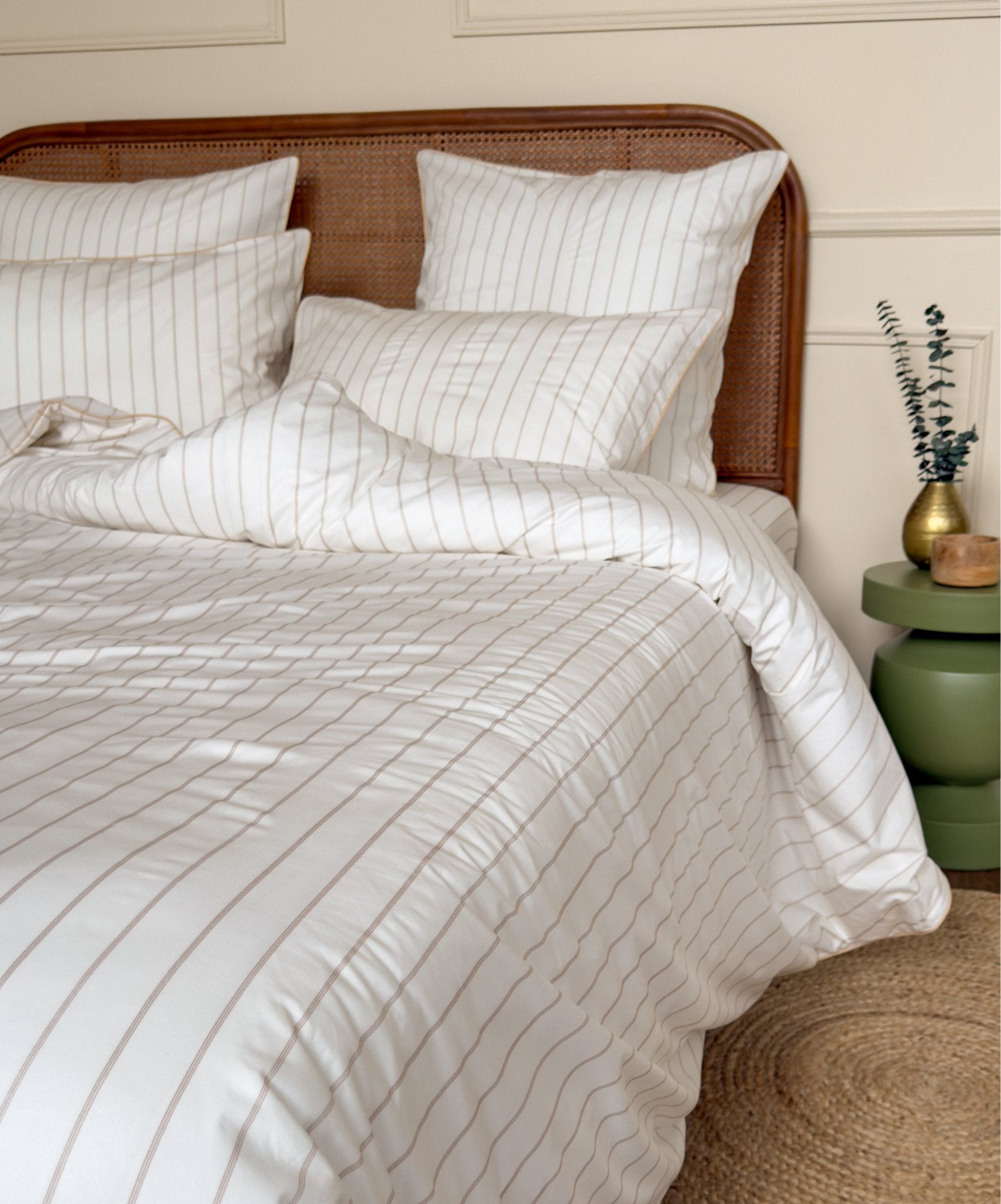 Détail de la housse de couette rayée Nuances de Beige en percale de coton. #couleur_nuances-de-beige