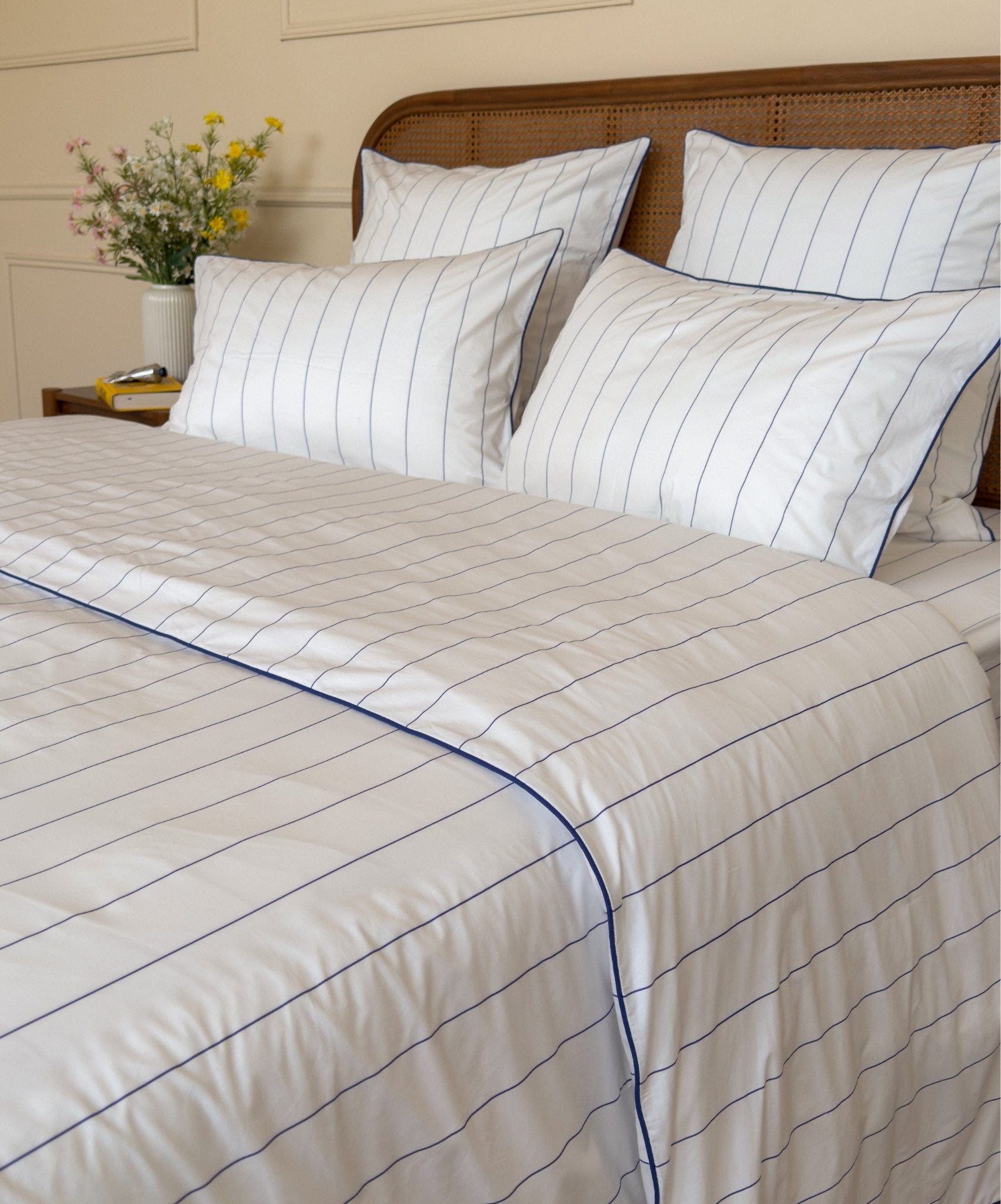 Détail de la housse de couette rayée Edition Bleu Vibrant en percale de coton peigné 