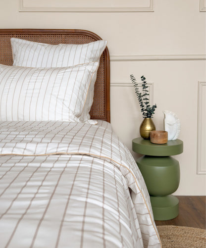 Détail des oreillers et de la housse de couette Nuances de Beige en percale de coton. 