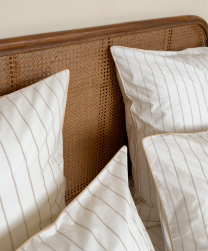 Détail du passepoil beige de la housse de couette Nuances de Beige en percale de coton. 