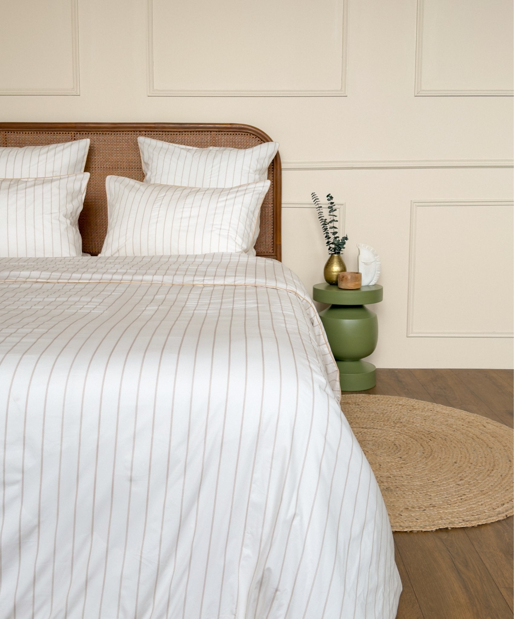 Détail des taies d'oreiller rayées Nuances de Beige en percale de coton avec finition passepoil par Le Drap Français. #couleur_nuances-de-beige
