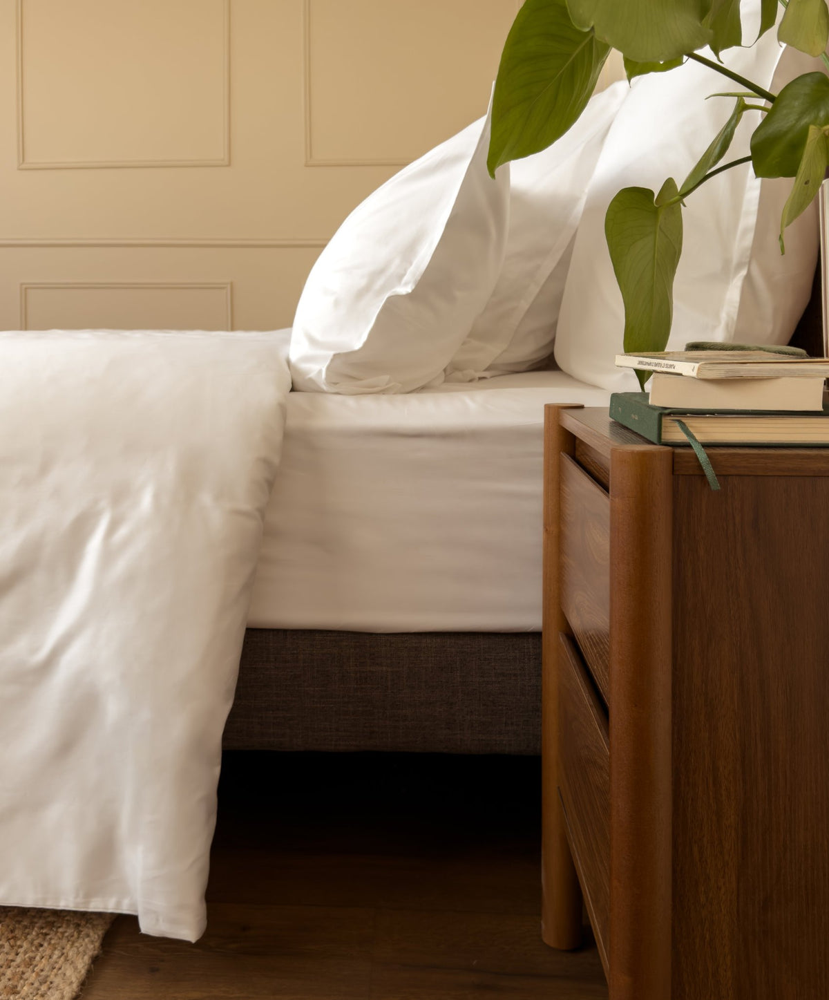 Bonnet de 35 cm d'un drap-housse en satin de coton bio blanc, pour matelas épais jusqu'à 30 cm 