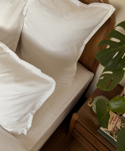 Lit fait avec un drap-housse en satin de coton bio blanc, linge de lit fabriqué dans les Vosges 