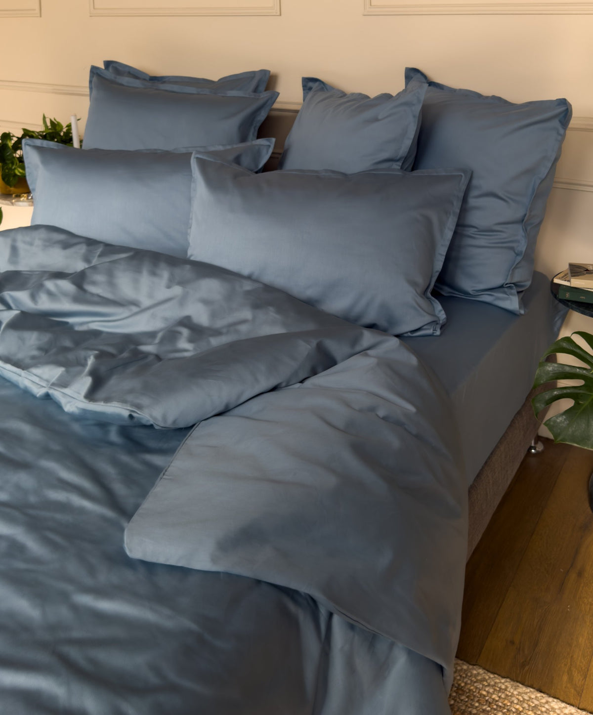 Lit fait avec un drap-housse en satin de coton bio bleu minéral, linge de lit fabriqué dans les Vosges 