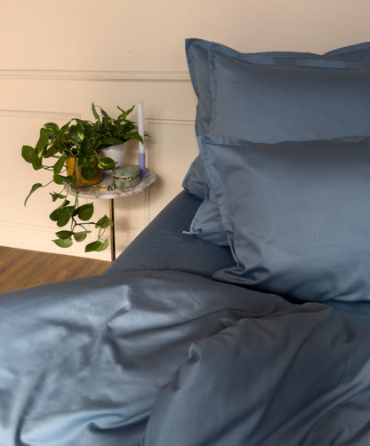 Bonnet de 35 cm d'un drap-housse en satin de coton bio bleu minéral, pour matelas épais jusqu'à 30 cm 