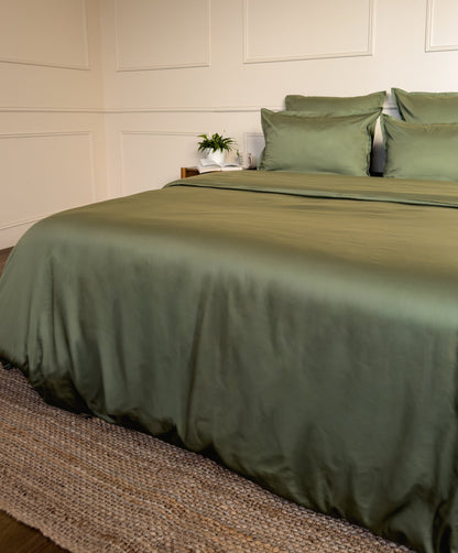 Élastique tête et pied d'un drap-housse en satin de coton bio vert olive, bien tendu sur le matelas 