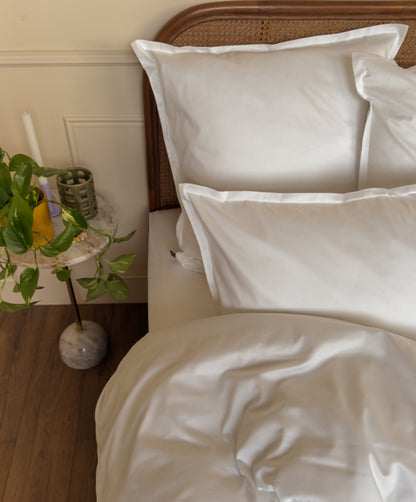 Lit fait avec un drap plat en satin de coton bio blanc, linge de lit fabriqué dans les Vosges 
