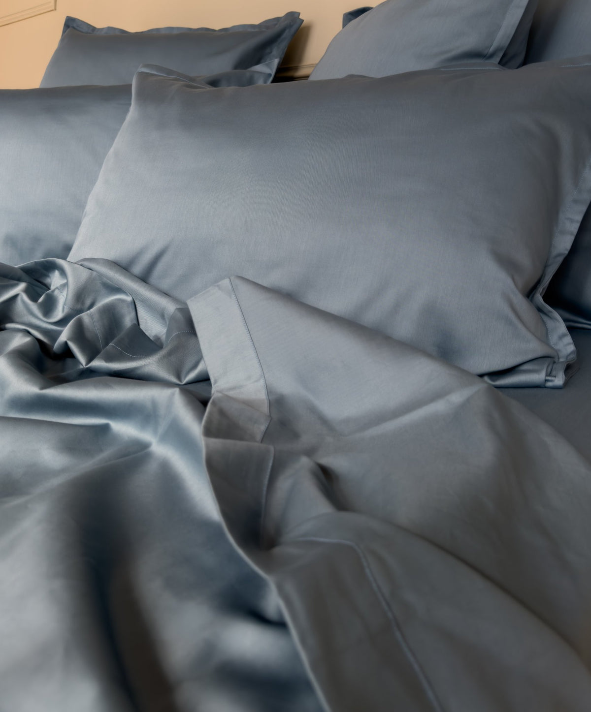 Lit fait avec un drap plat en satin de coton bio bleu minéral, linge de lit fabriqué dans les Vosges 