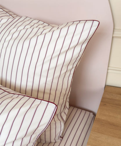 Détail du passepoil de la housse de couette Édition Rose Délicat en percale de coton rayée. 