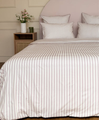 Housse de couette Édition Rose Délicat en percale de coton rayée avec passepoil. 