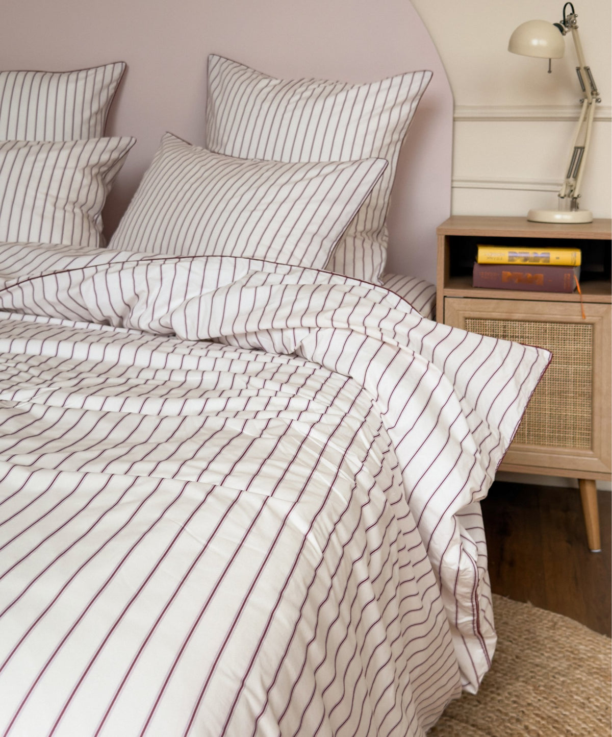 Housse de couette Édition Rose Délicat en percale de coton rayée avec passepoil. #couleur_rose-delicat