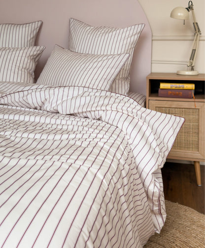 Housse de couette Édition Rose Délicat en percale de coton rayée avec passepoil. 