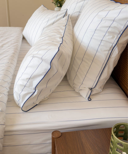 Housse de couette rayée Edition Bleu Vibrant en percale de coton peigné avec finition passepoil 