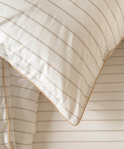 Housse de couette rayée Nuances de Beige en percale de coton avec finition passepoil par Le Drap Français. 