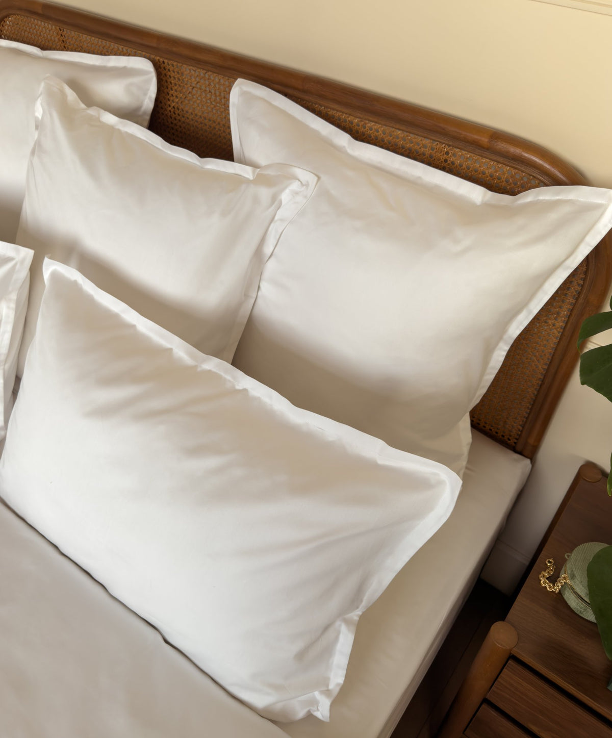  Gros plan du tissage satin 90 fils/cm² d'une housse de couette en coton peigné et bio, coloris blanc 