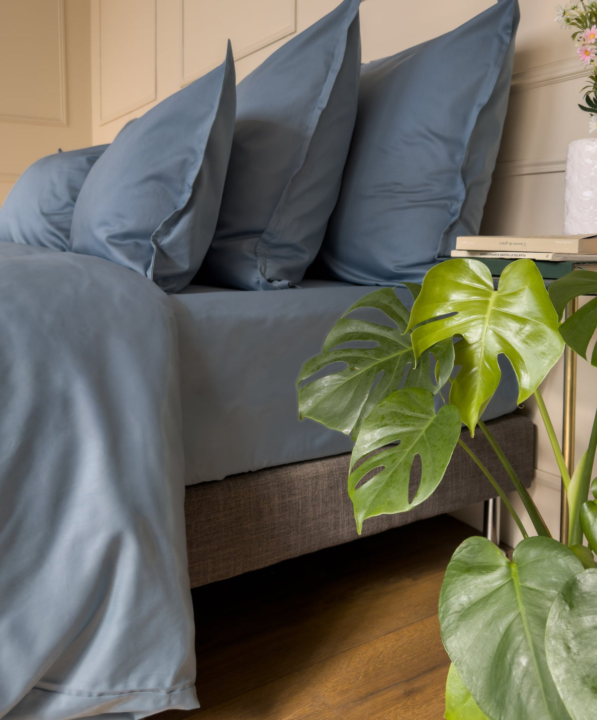Gros plan du tissage satin 90 fils/cm² d'une housse de couette en coton peigné et bio, coloris bleu minéral 