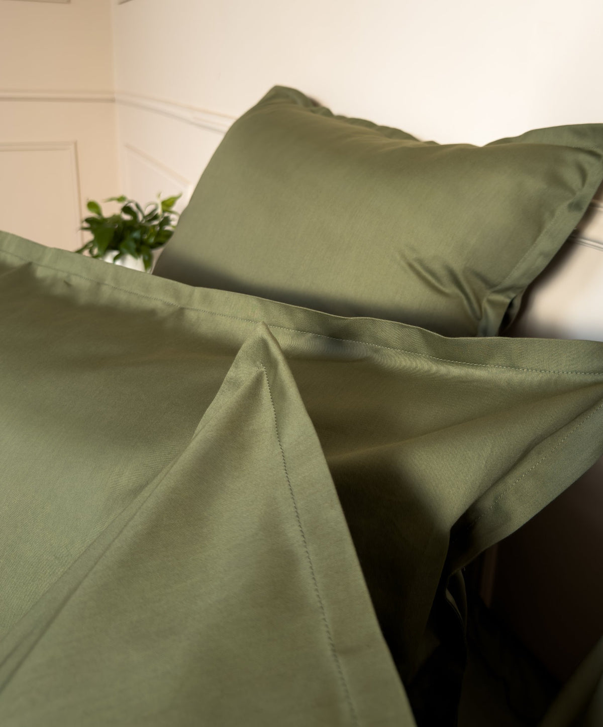 Gros plan du tissage satin 90 fils/cm² d'une housse de couette en coton peigné et bio, coloris vert olive
 