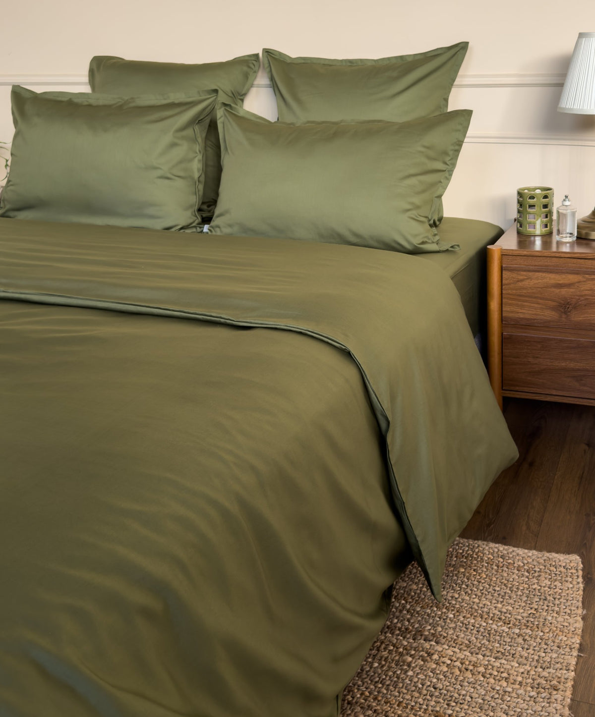 Finition bouteille à large rabat d'une housse de couette en satin de coton bio vert olive 