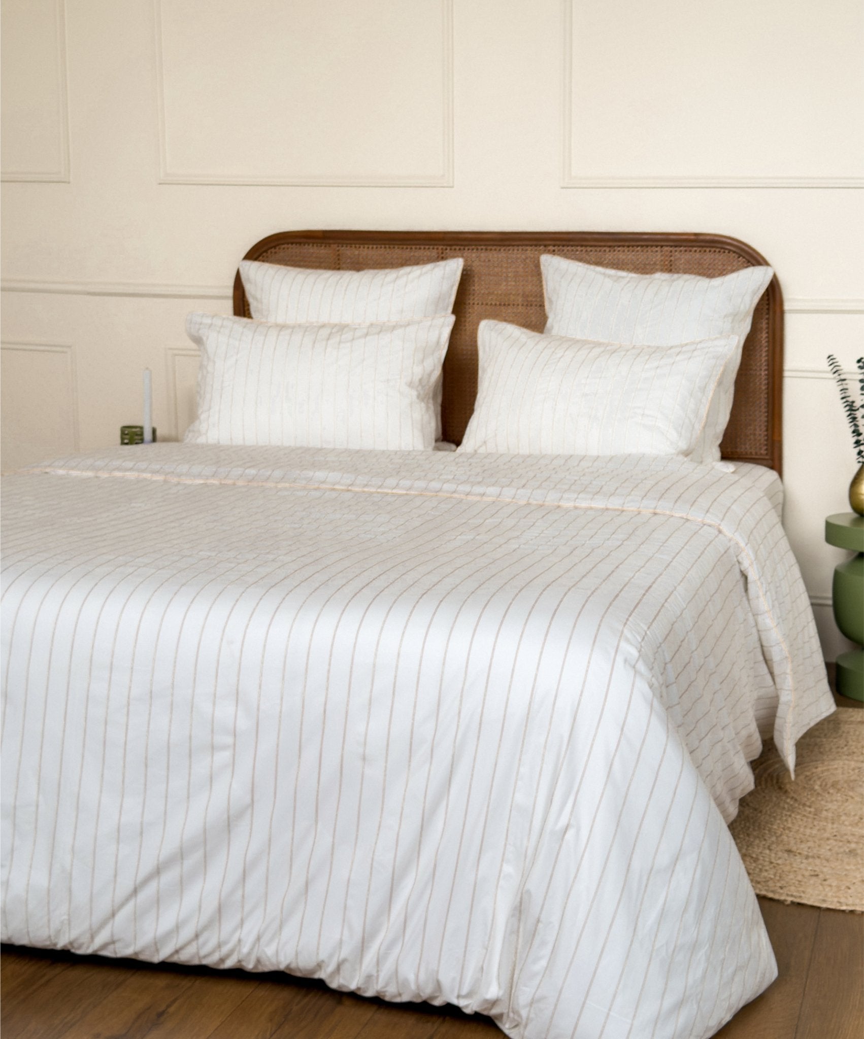 Linge de lit rayé Nuances de Beige en percale de coton présenté par Le Drap Français. 