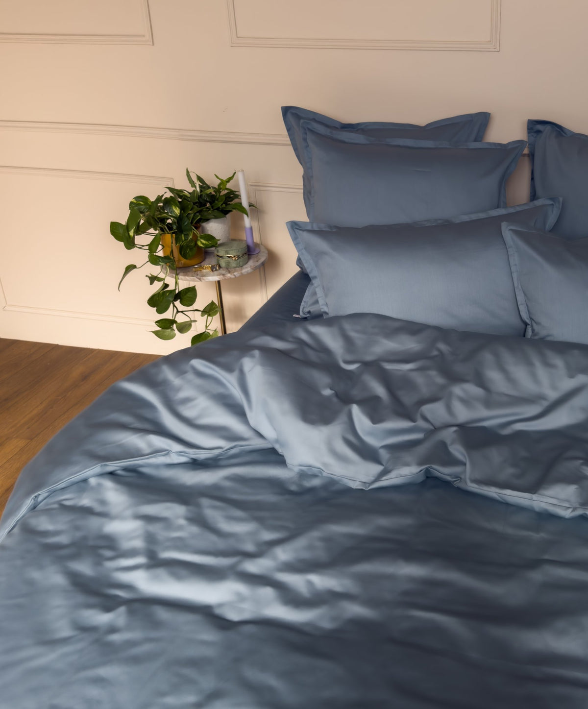Housse de couette, drap-housse et taies d'oreiller assortis, en satin de coton bio bleu minéral #couleur_bleu-mineral