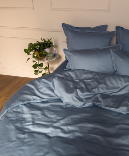 Housse de couette, drap-housse et taies d'oreiller assortis, en satin de coton bio bleu minéral #couleur_bleu-mineral