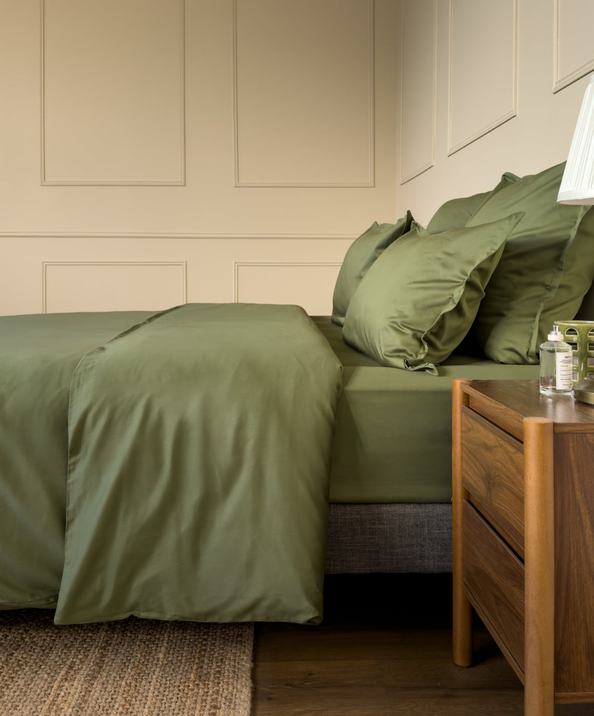 Chambre avec une parure de lit en satin de coton bio vert olive, linge de lit fabriqué dans les Vosges #couleur_vert-olive