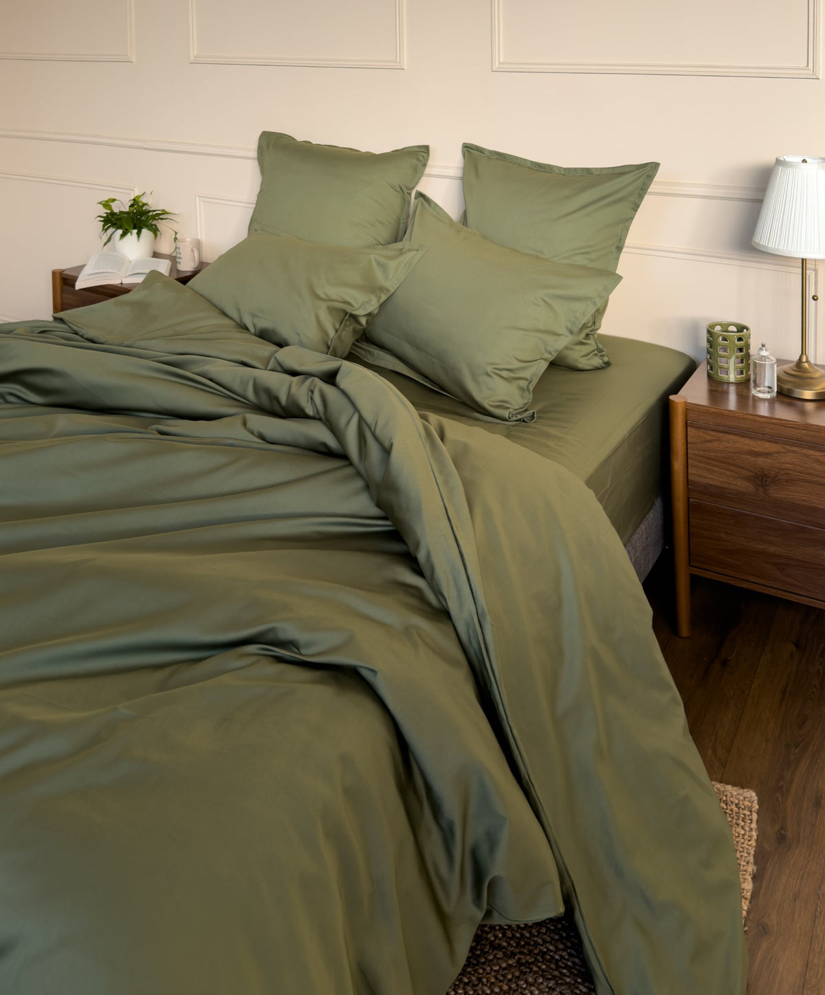 Housse de couette, drap-housse et taies d'oreiller assortis, en satin de coton bio vert olive #couleur_vert-olive