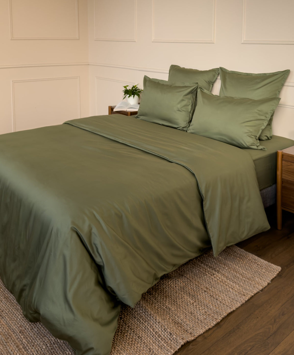 Parure de lit en satin de coton bio vert olive, 90 fils/cm², fabriquée en France #couleur_vert-olive