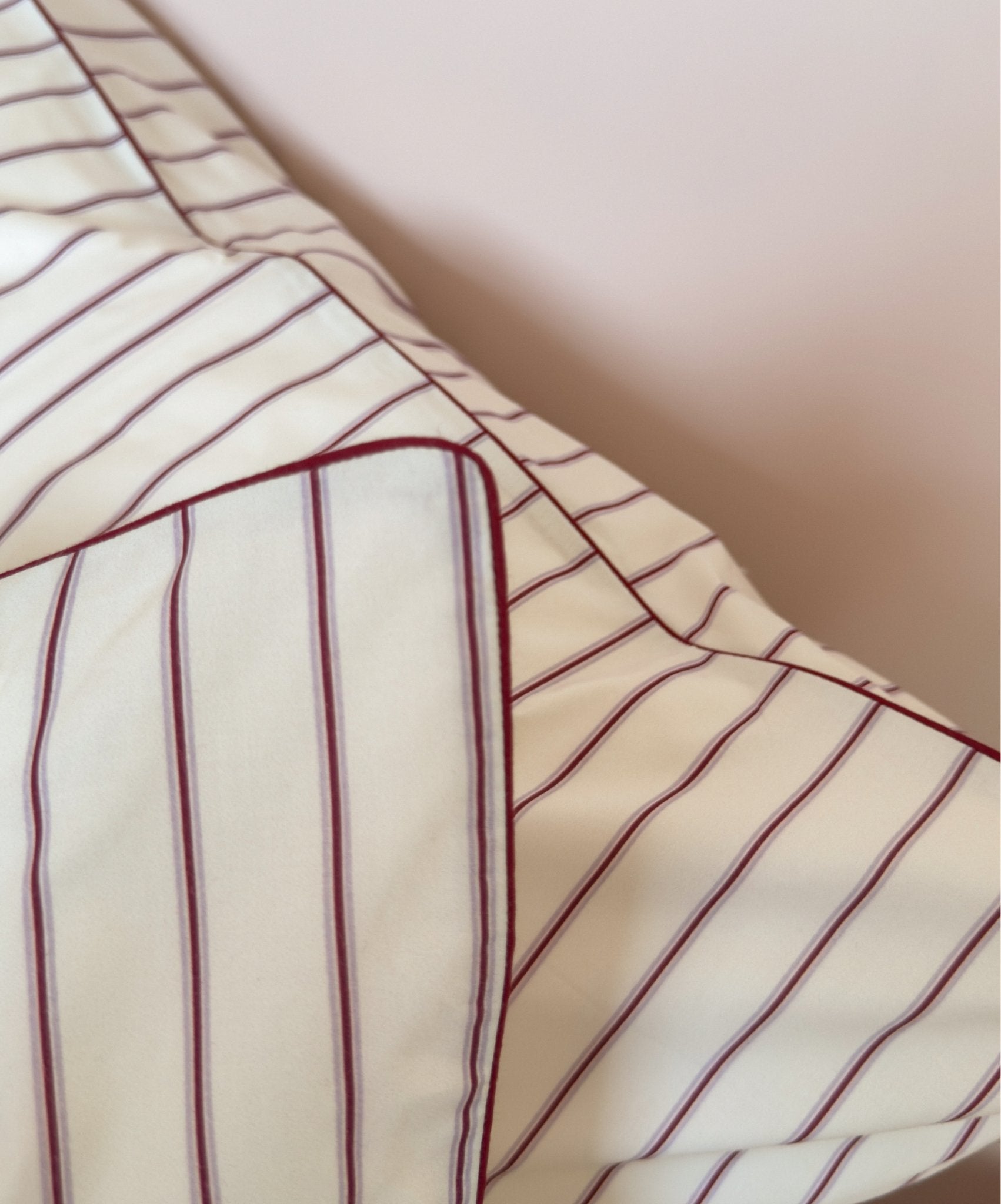 Parure de lit Édition Rose Délicat en percale de coton rayée avec housse de couette, taies d'oreiller et passepoil. 